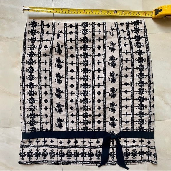 Nanette Lepore embroidered crochet pencil skirt tan neutral floral with bow - Picture 3 of 10